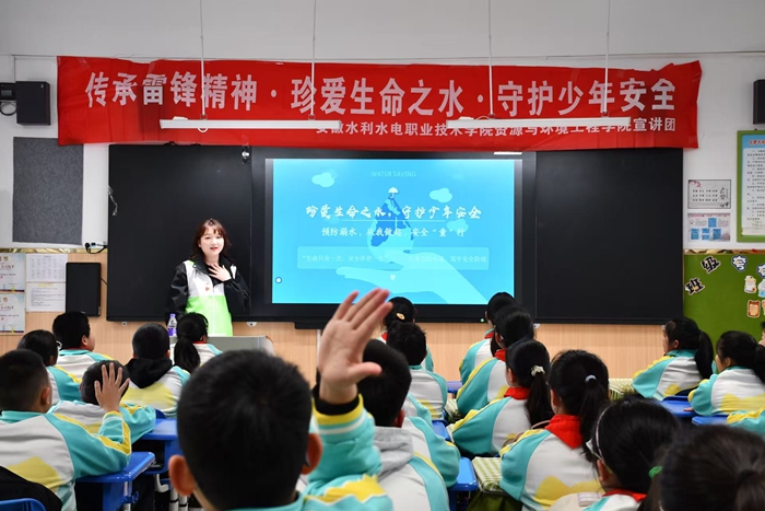 1.资源与环境工程学院青苗宣讲团走进合肥市和平小学三小开展环保课程。.jpg