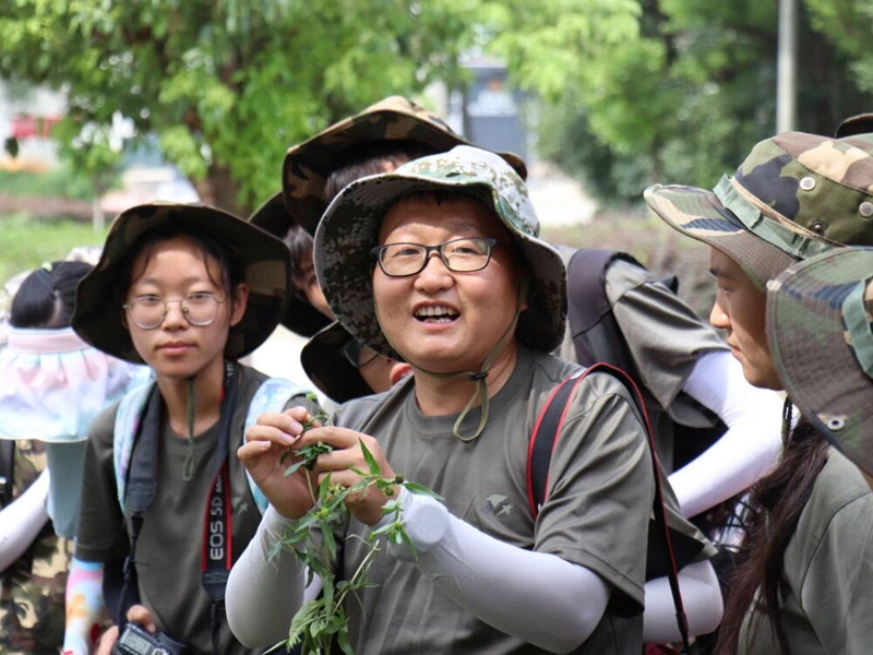 2022年7月,杨青山带领学生行走在安徽省安庆市探索中医药奥秘.jpg